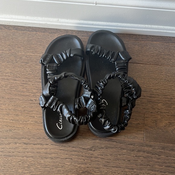 Sandals - Picture 2 of 4